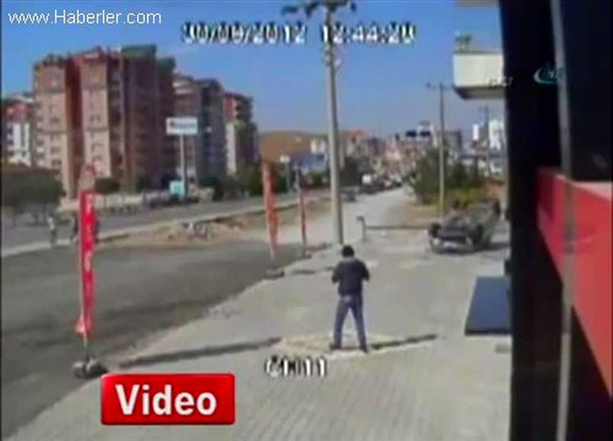 Kırıkkale\'de Dikkatsiz Sürücü Vitrine Çarptı