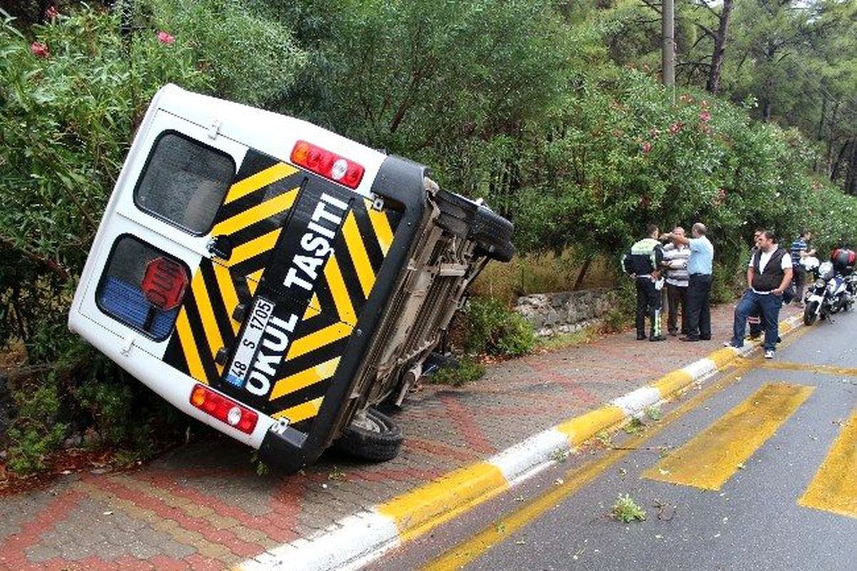 Marmaris\'te Öğrenci Servisi Devrildi