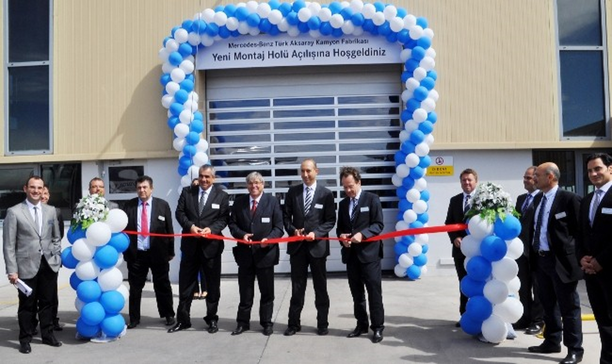 Mercedes-Benz\'den Bir Üretim Holü Daha
