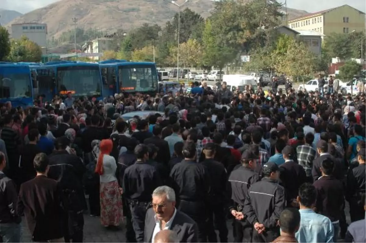 Muş\'ta Üniversite Öğrencileri Ulaşım Sorunu İçin Yol Kesti