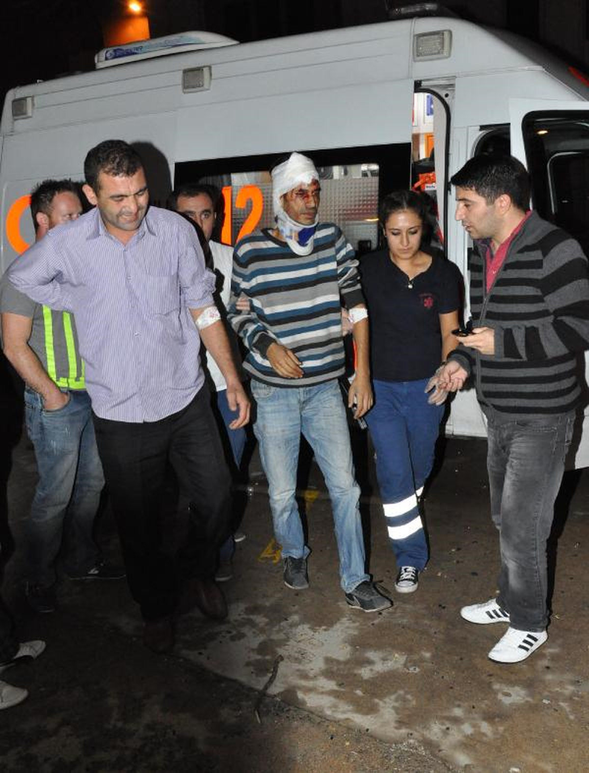 Otomobil Otobüse Çarptı: 10 Yaralı
