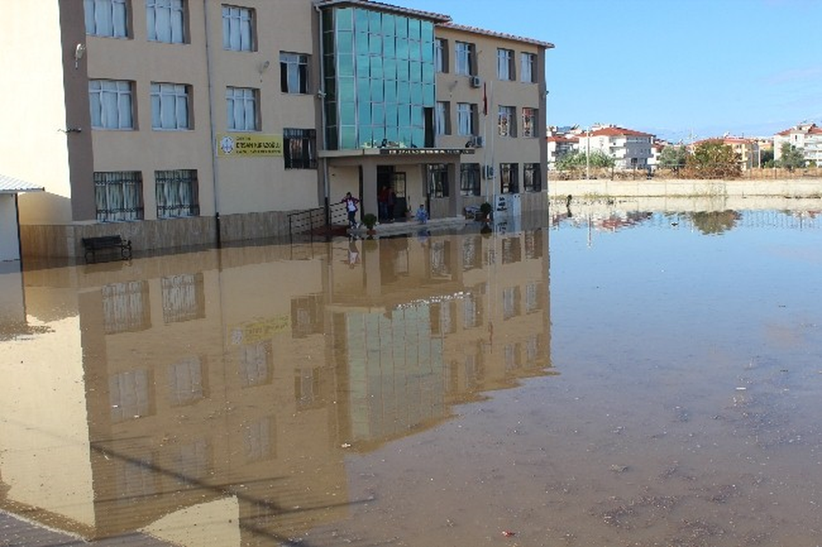Sağnak Yağış Okul Bahçesini Gölete Çevirdi