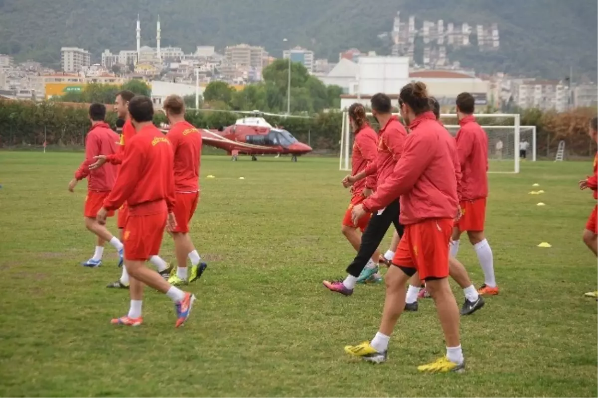 Sahanın Ortasına İnen Helikopter Futbolcuları Şok Etti