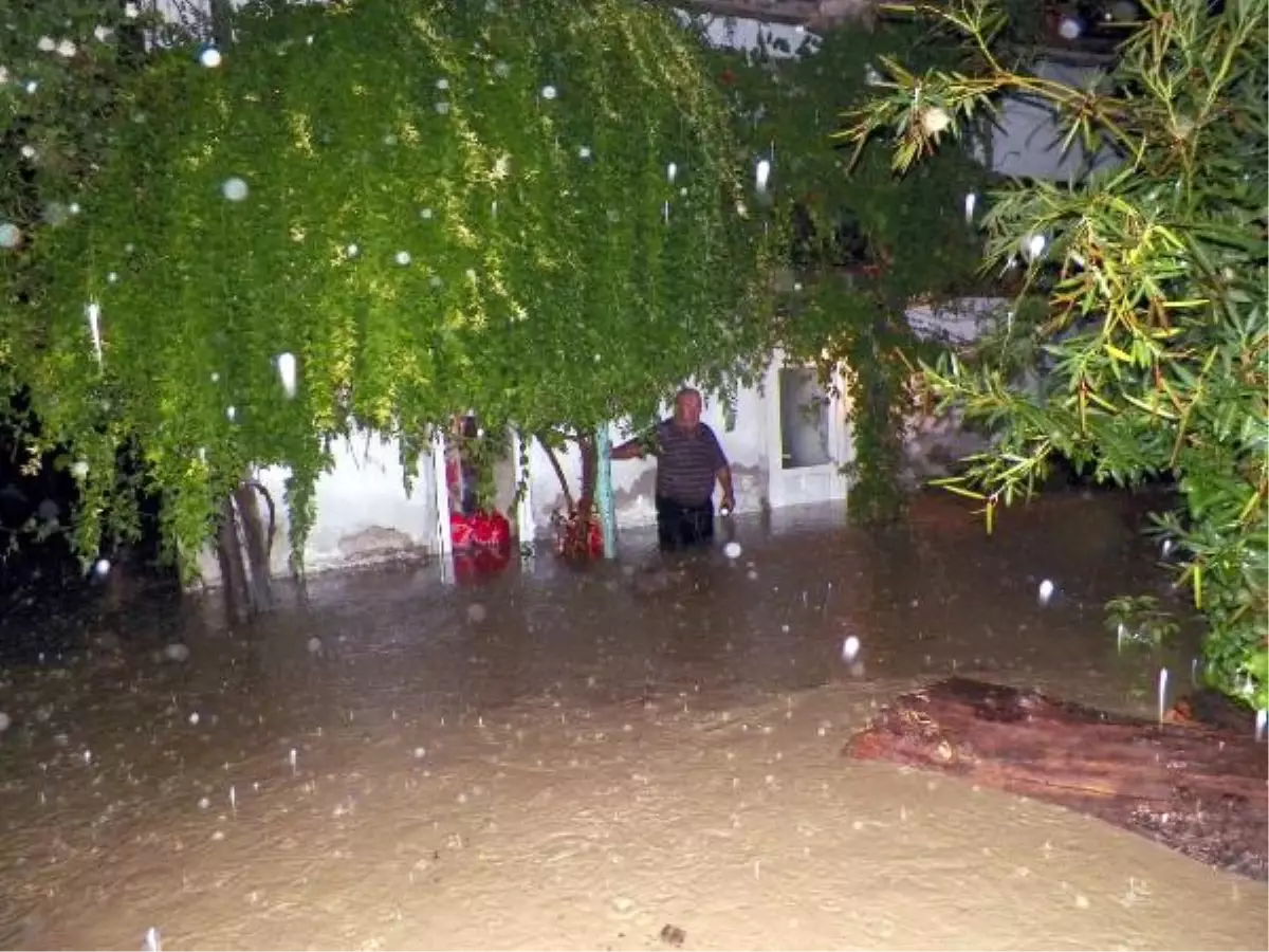 Seydikemer\'de Şiddetli Yağış Taşkına Yol Açtı