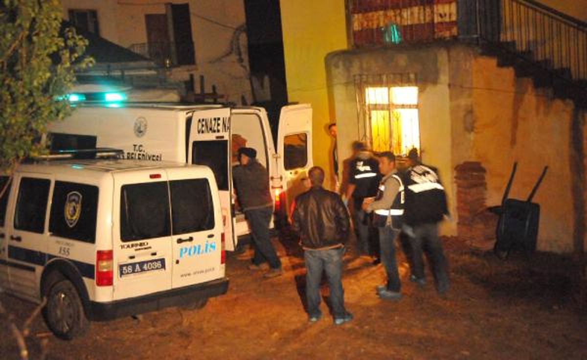 Sivas\'ta 4 Çocuk Annesi Bıçaklanarak Öldürüldü