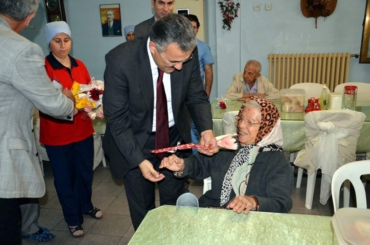 Vali Ayyıldız, Yaşlıları Yalnız Bırakmadı
