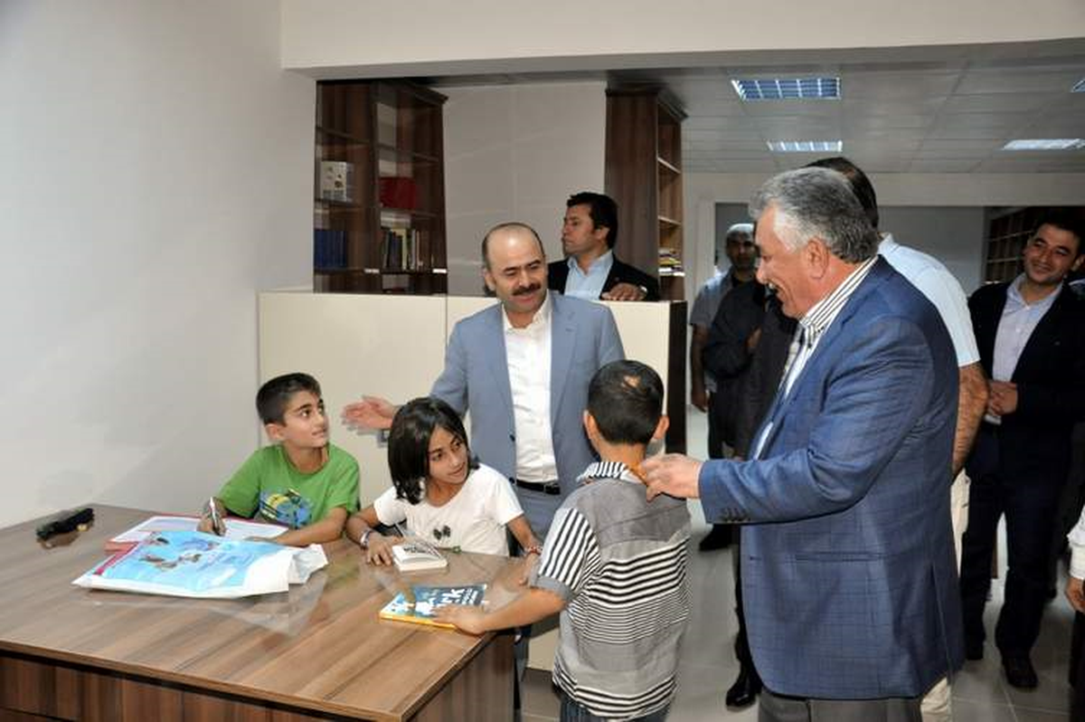 Vali\'den Kürt Kütüphanesi\'ne Ziyaret