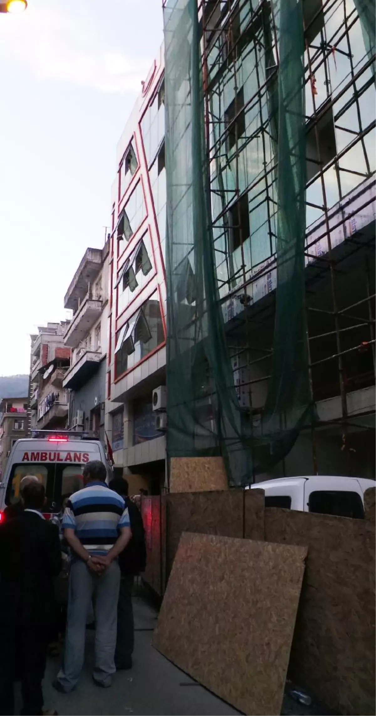 İnşaattan Başına Sunta Düşen Kız Hastanelik Oldu