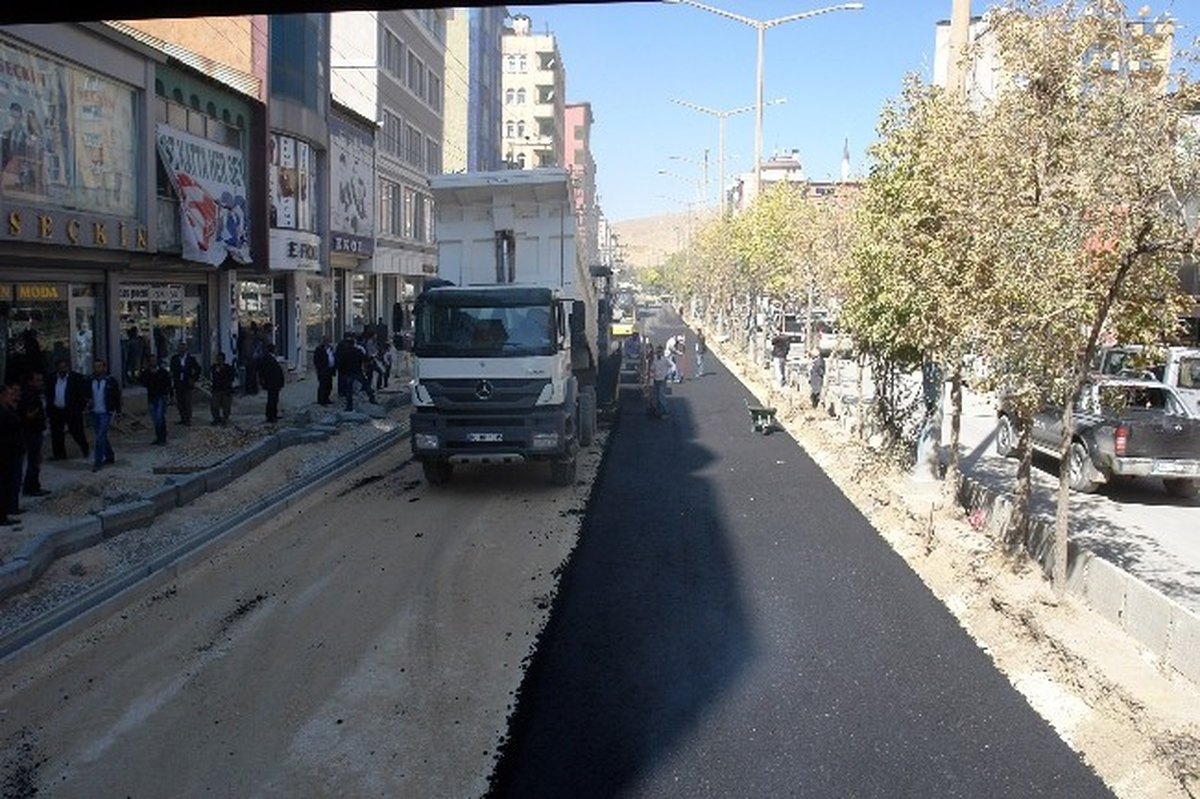 Yüksekova\'da Yol Çalışmaları Devam Ediyor