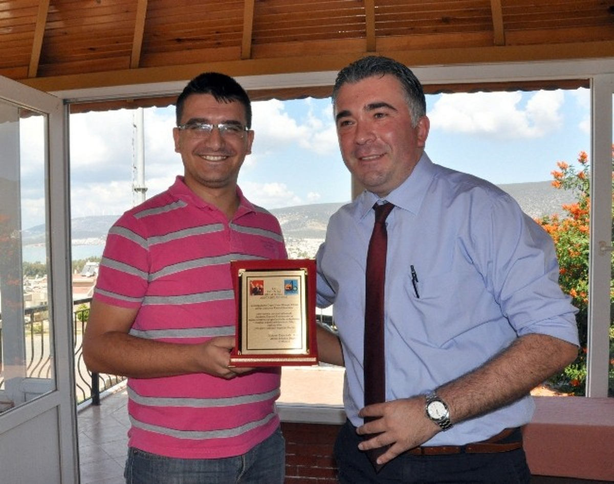 Akbük\'te Tayin Olan Karakol Komutanına Başkandan Plaket..