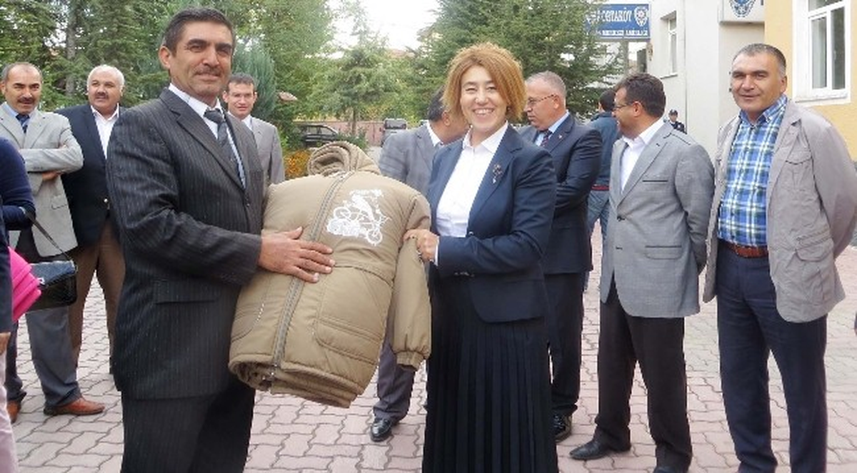 Aksaray Ticaret Borsası\'ndan Öğrencilere Giysi Yardım
