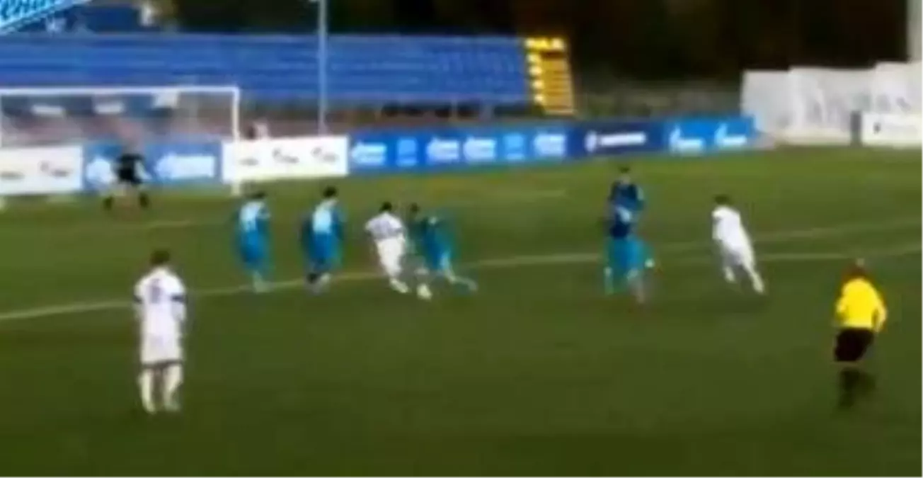 Avusturyalı Genç Futbolcu Önüne Gelen Herkesi Çalımladı