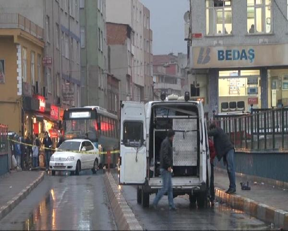 Beyoğlu\'ndaki Şüpheli Pankart Polisi Alarma Geçirdi