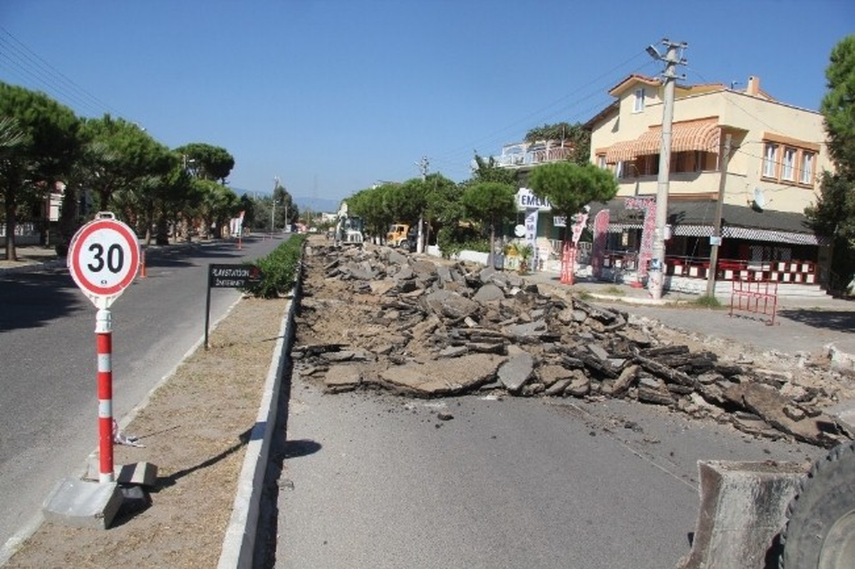 Burhaniye\'de Muammer Aksoy Caddesi Yenileniyor
