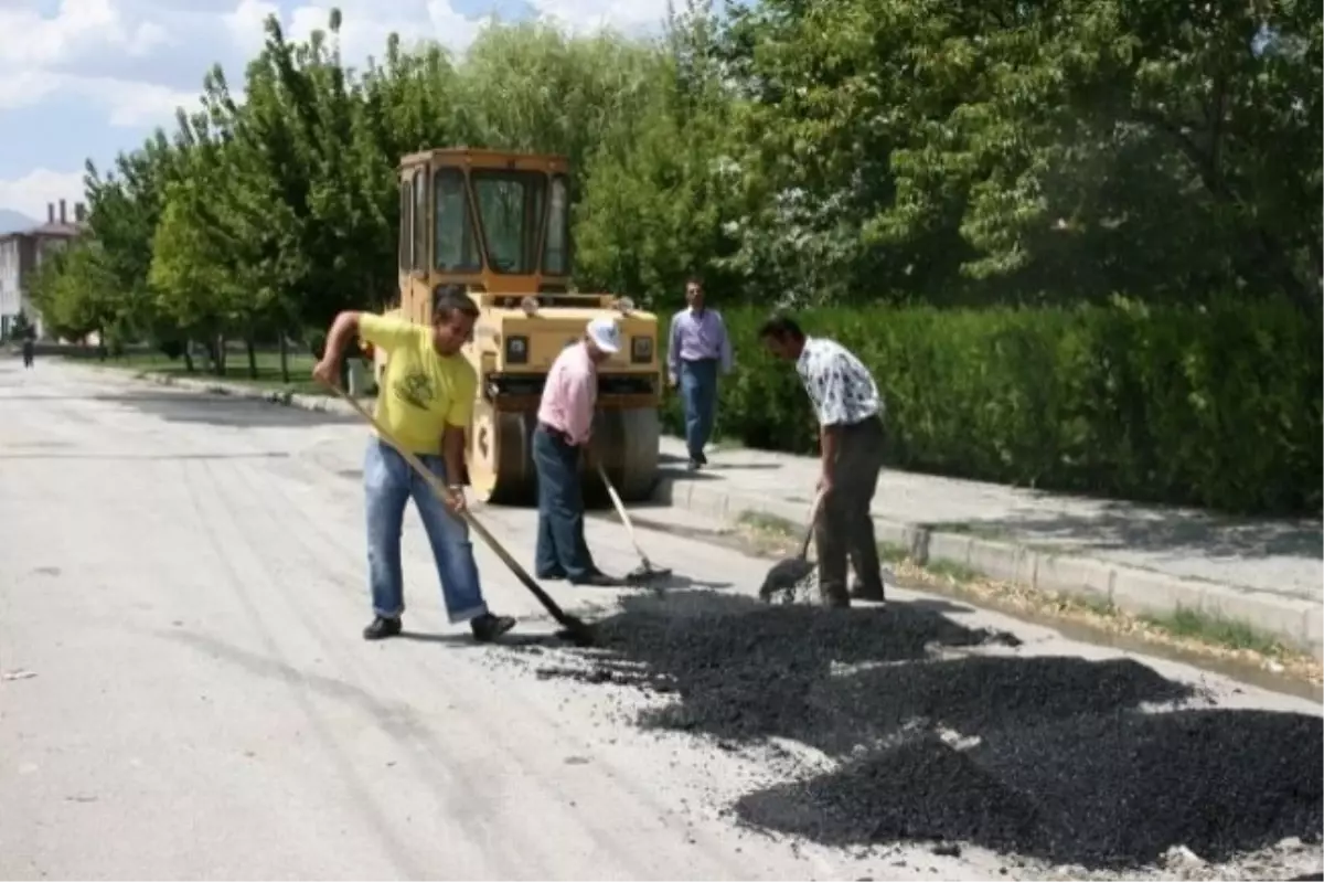 Erzincan Belediyesi Kaldırım ve Asfalt Çalışmalarına Devam Ediyor