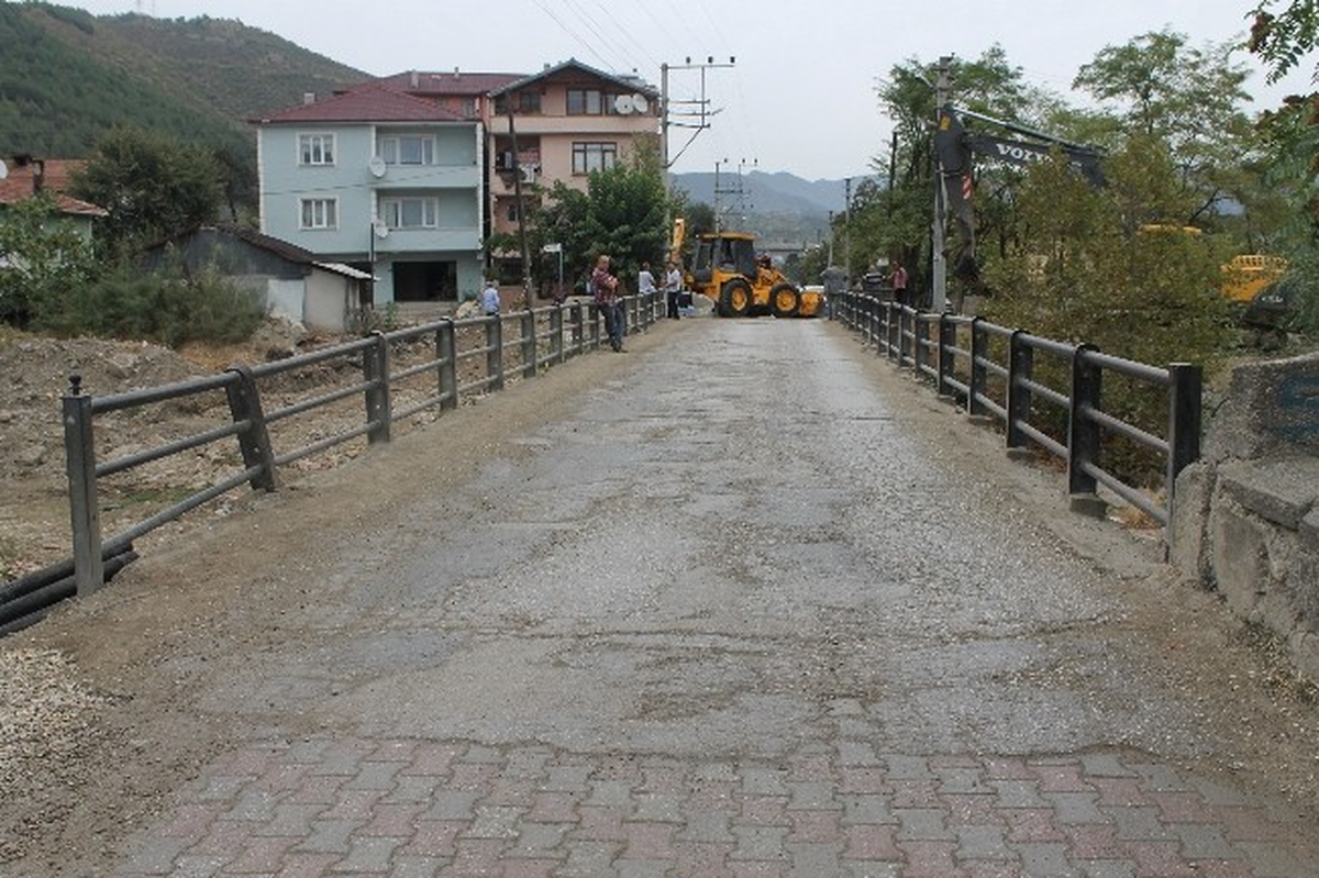 İhtiyaca Cevap Veremeyen Eski Köprüyü Yıkıp Yerine Yenisini Yapıyorlar