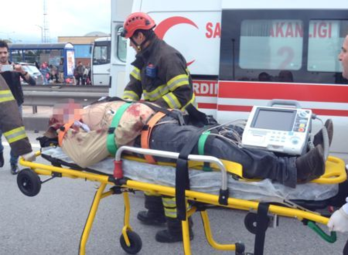 Kocaeli\'de Panelvan Bariyerlere Çarptı: 1 Ölü