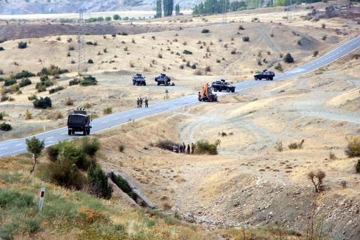 Lice\'de Karayoluna Tuzaklanan Bomba İmha Edildi