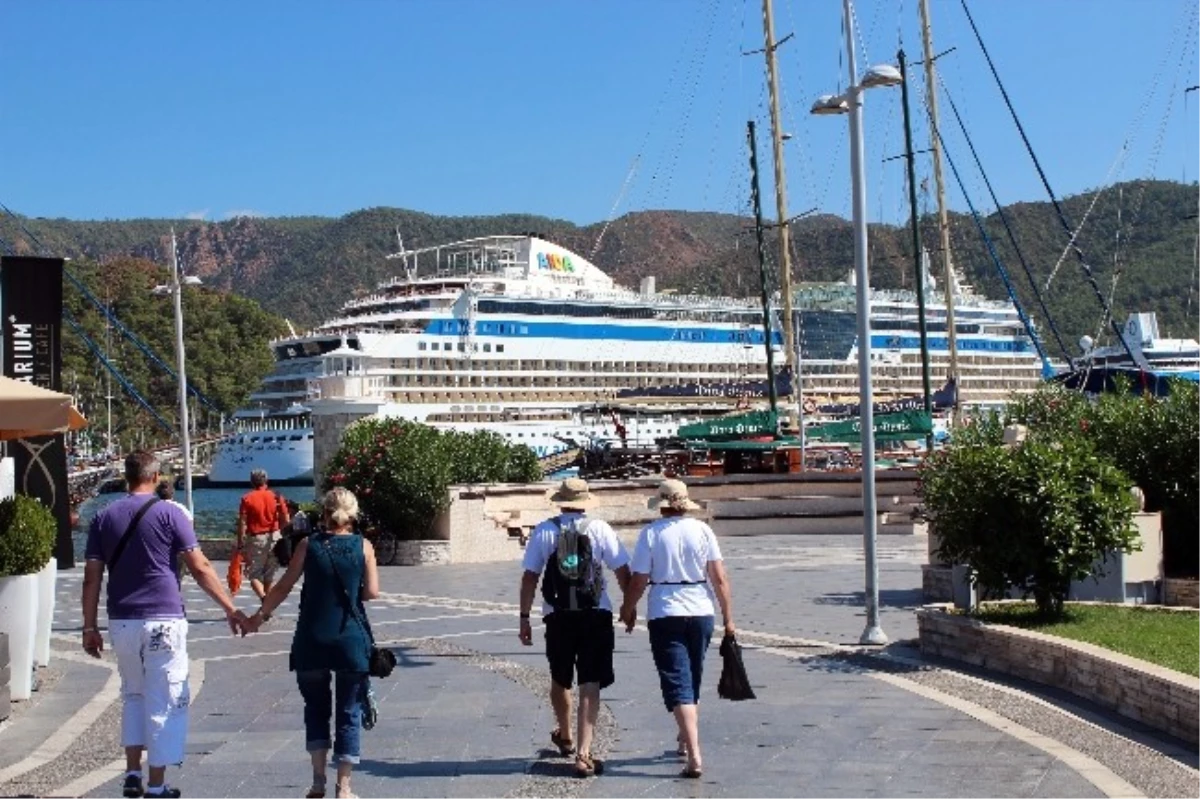 Marmaris\'e Deniz Yoluyla Son Baharda Turist Akını