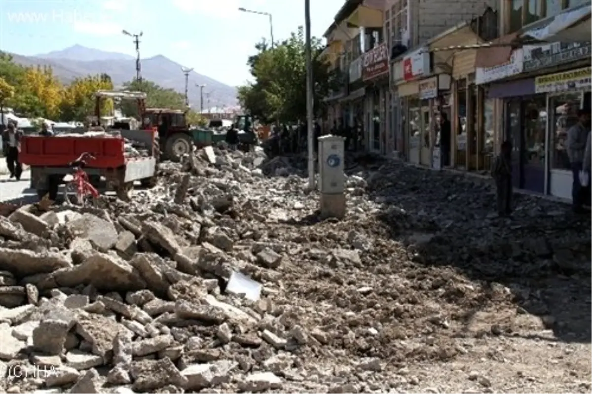 Muradiye Belediyesi\'nden Kaldırıl Yenileme Çalışması