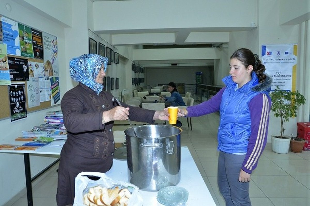 Öğrencilere Ücretsiz Sıcak Çorba