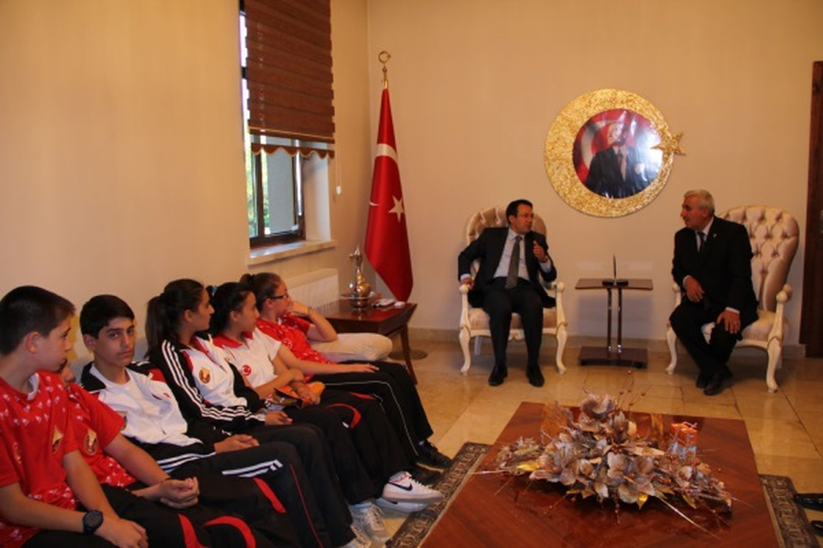 Sporcular Vali Akdemir\'i Ziyaret Etti