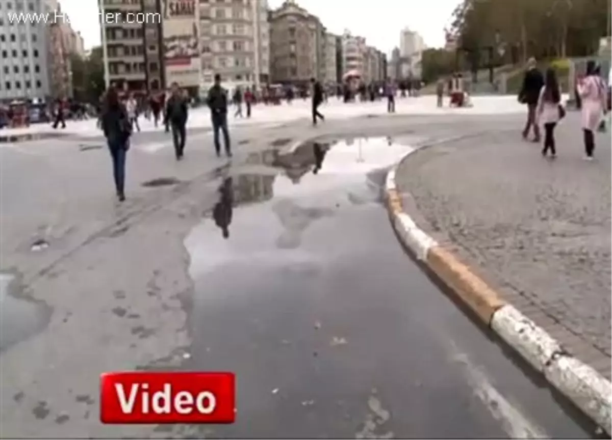 Taksim\'de Yağış Sonrası Su Birikintileri Oluştu