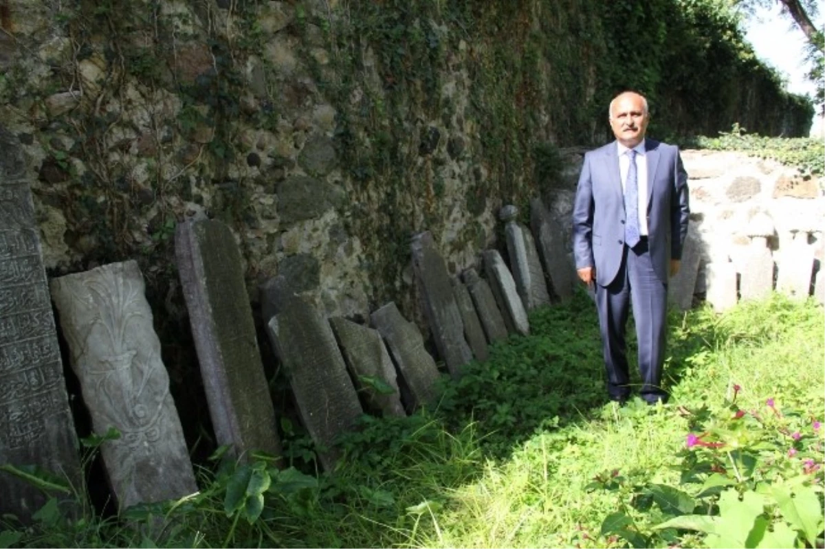 Tirebolu Kalesi\'ndeki Tarihi Osmanlı Mezar Taşlarının Durumu