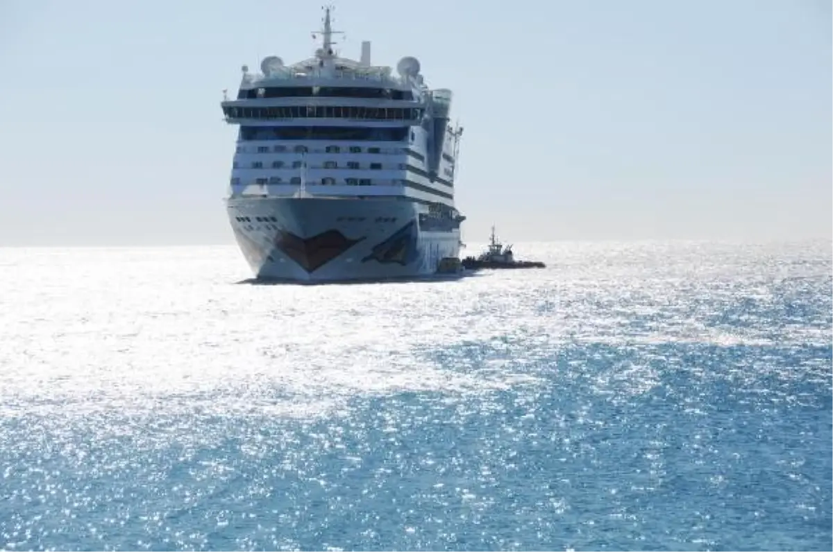 Antalya Limanı Şiddetli Rüzgardan Gemi Trafiğine Kapatıldı (2)