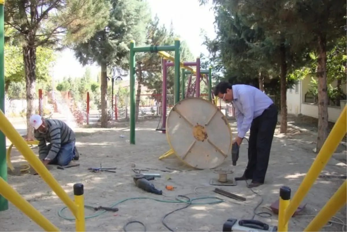 Çocuk Parkında Yenileme Çalışması ve Yeni Oyun Grupları