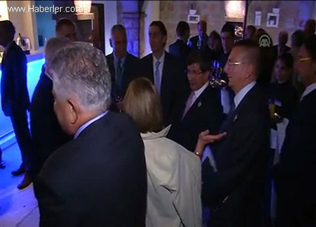 Foruma katılan konuklarla Bakan Davutoglu, tarihi antik kentinde gece yürüyüşü yaptı DUBROVNİK