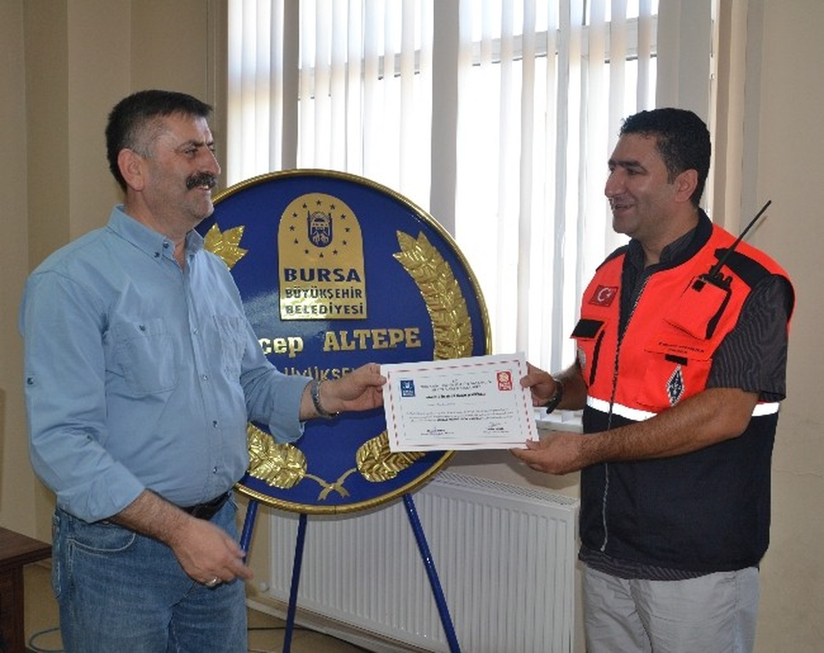 Bursa\'da Gönüllü İtfaiyeciler Sertifikalarını Aldı