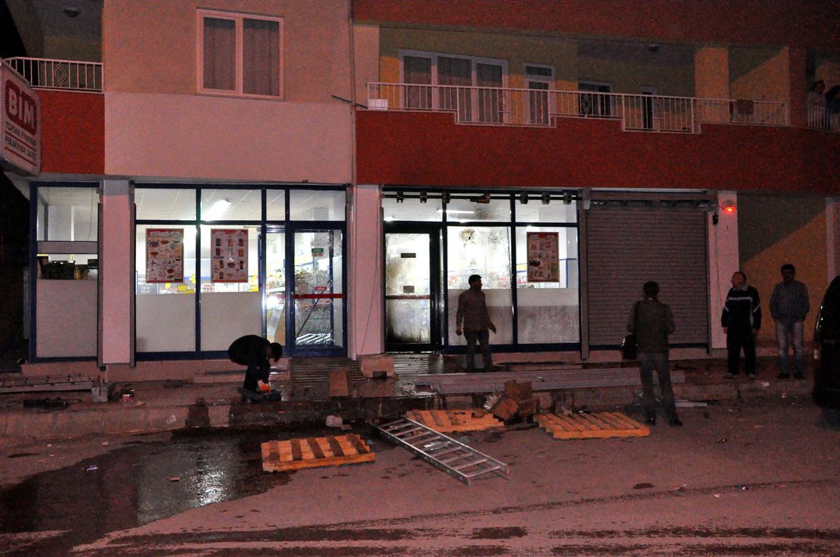 Kadın Garson Çalıştıran Birahaneye Molotoflu Saldırı