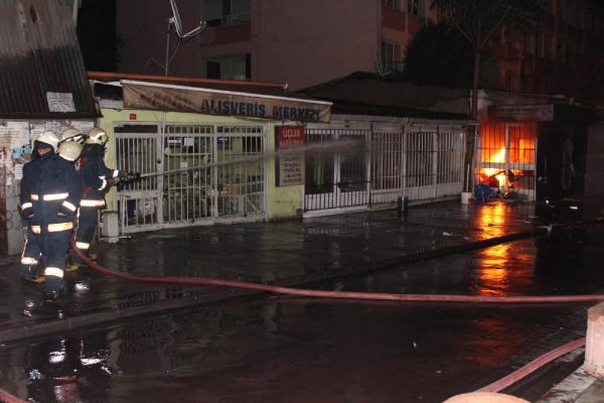 Kendini Dükkana Kapatıp Ateşe Verdi