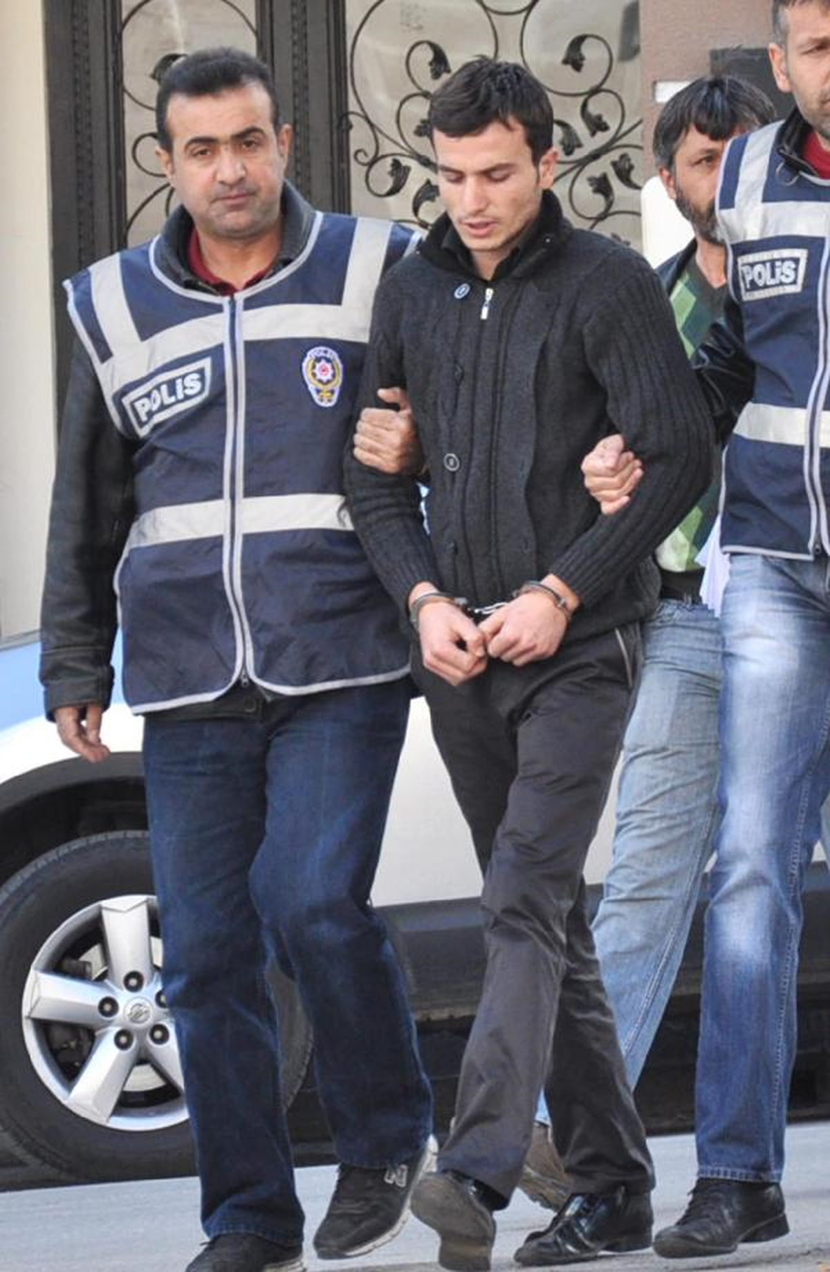 Kuyumcudan Çaldığı Altınları Kuyumculara Sattı