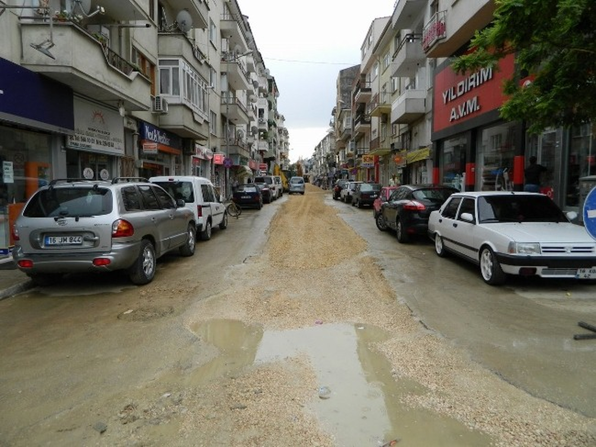 Mudanya\'da Alt Yapı Çalışması Esnafı Canından Bezdirdi