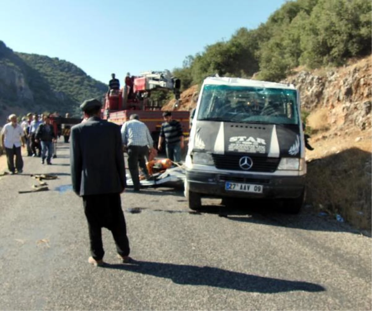 Pazarcık\'ta Minibüs Devrildi: 8 Yaralı