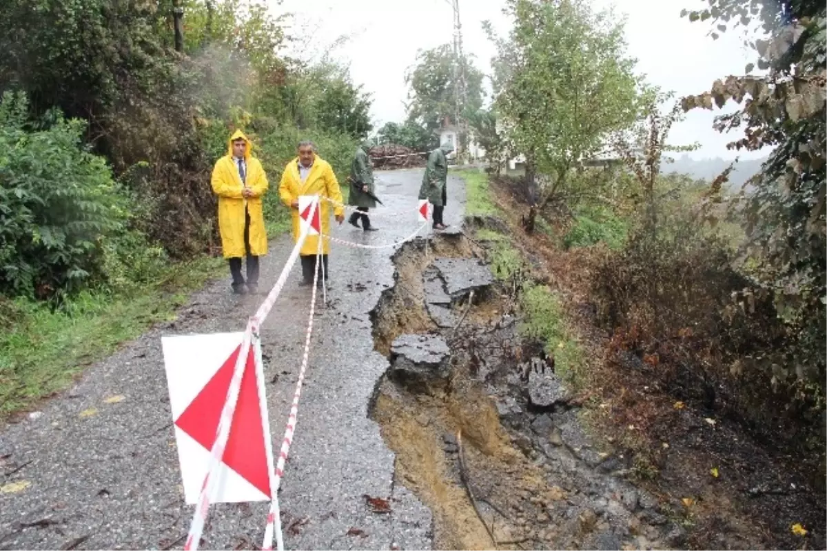 Sağanak Yağış Köy Yollarında Heyelana Neden Oldu