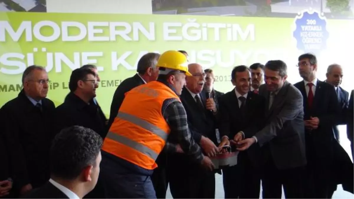 Sunucu Selin Dilmen, Bakan Avcı\'yı Gülümsetti