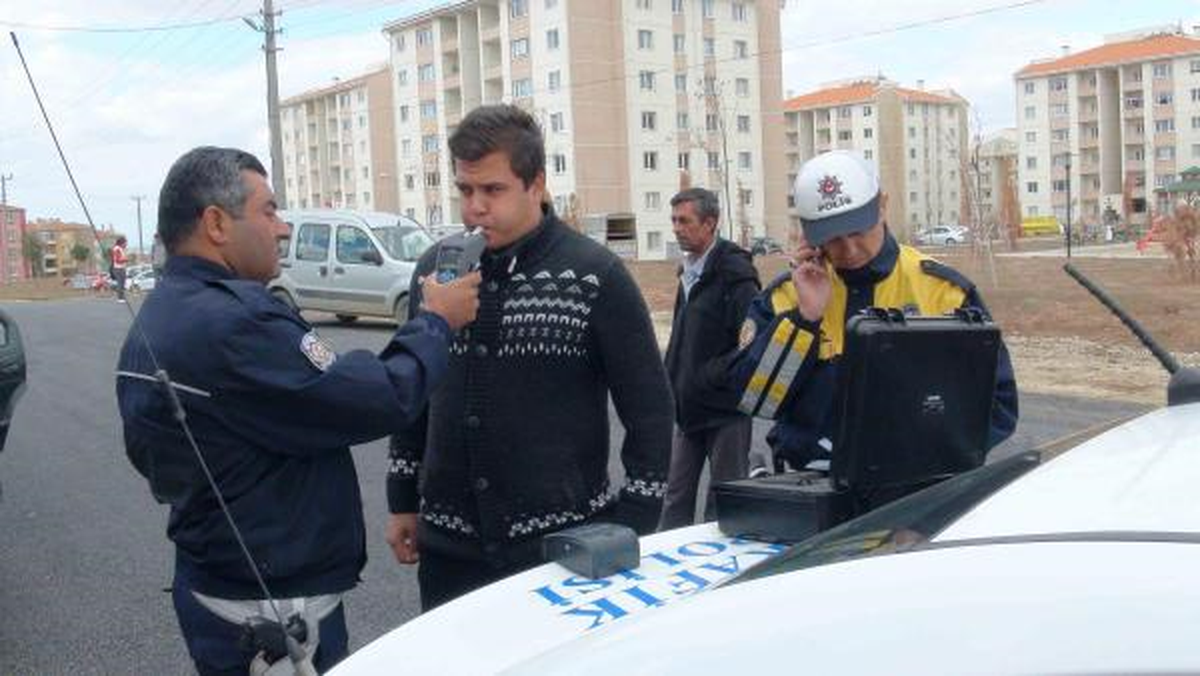 Kontrolden Çıkan Otomobil Lise Bahçesine Girdi