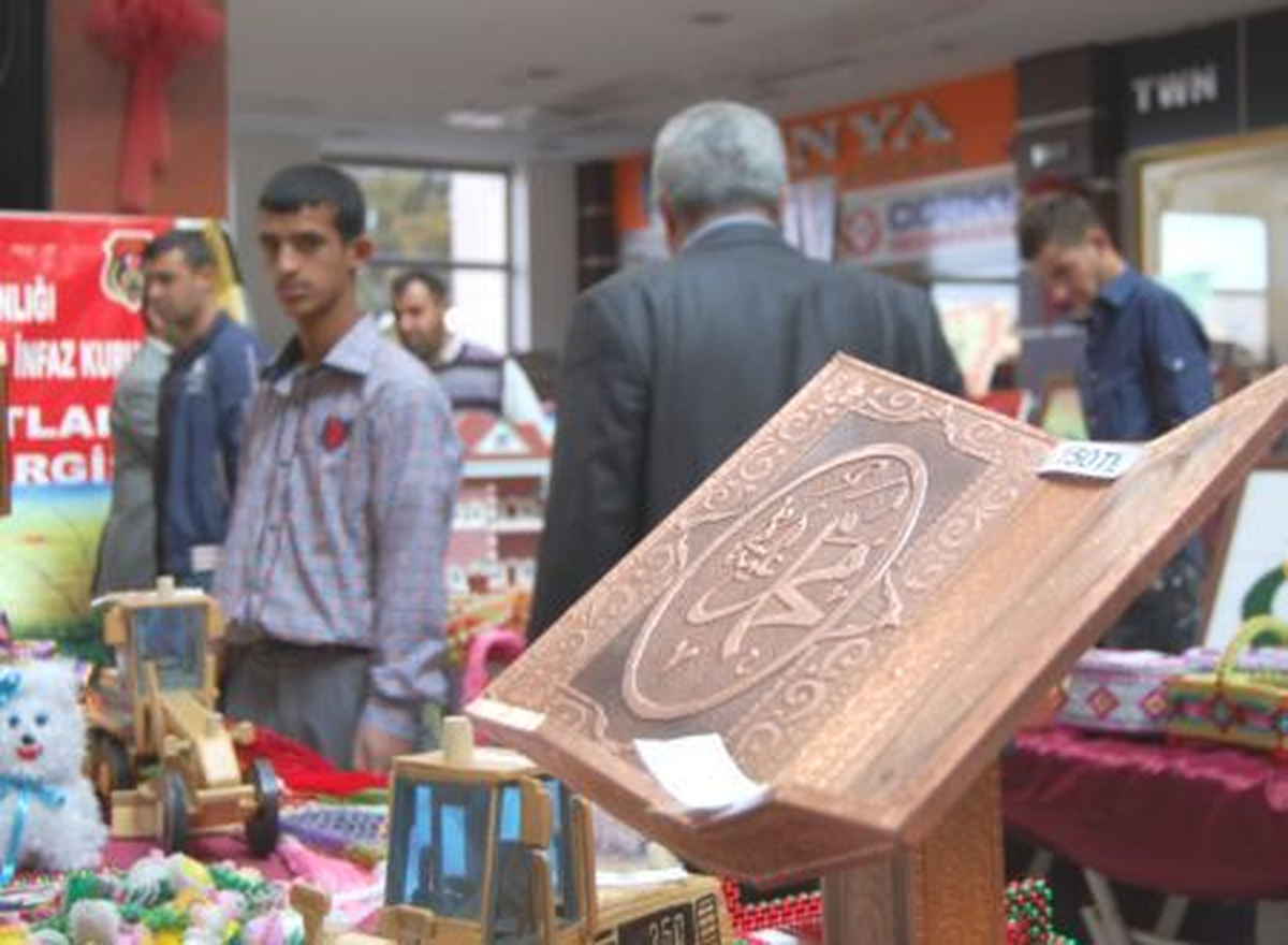 Tutuklu ve Hükümlülerin Ürettiği El İşlemeleri Sergilendi