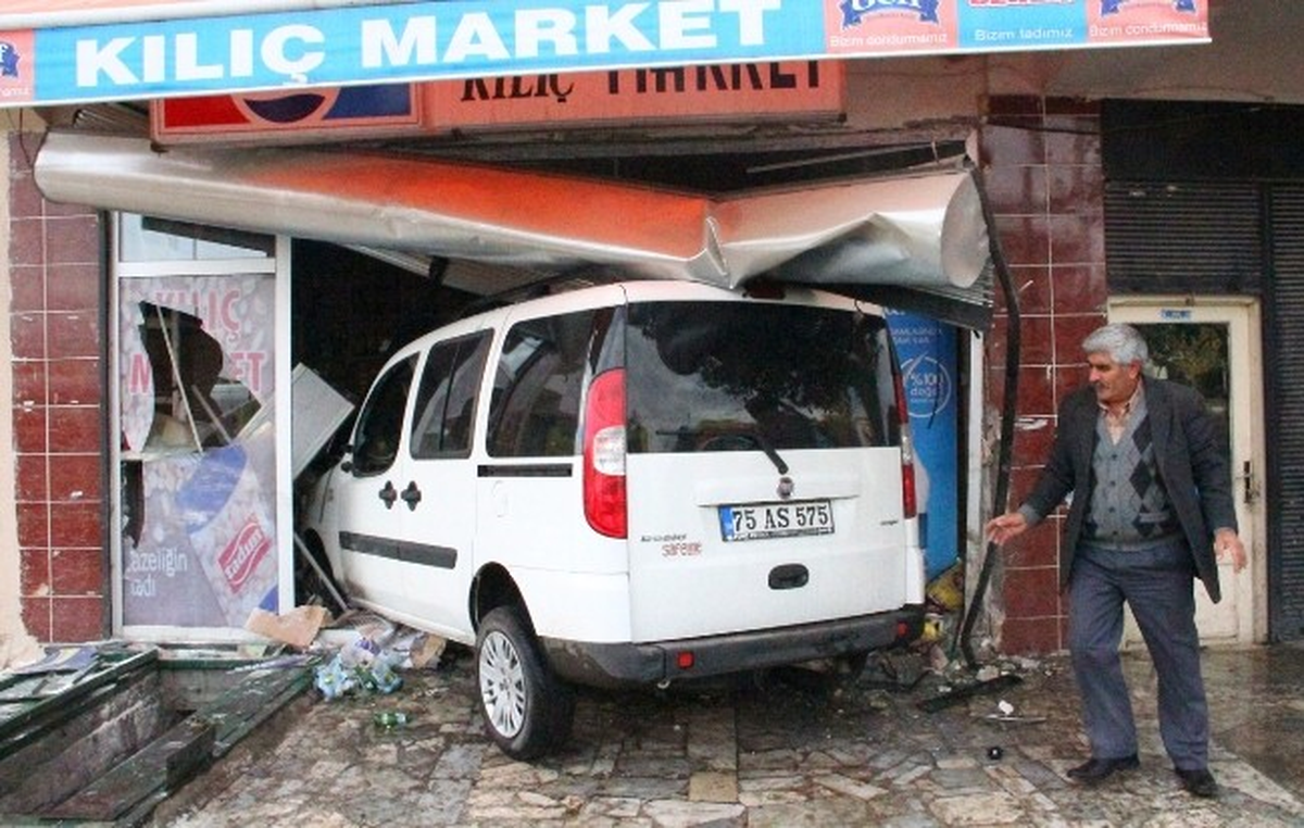 Yoldan Çıkan Araç İşyerine Daldı