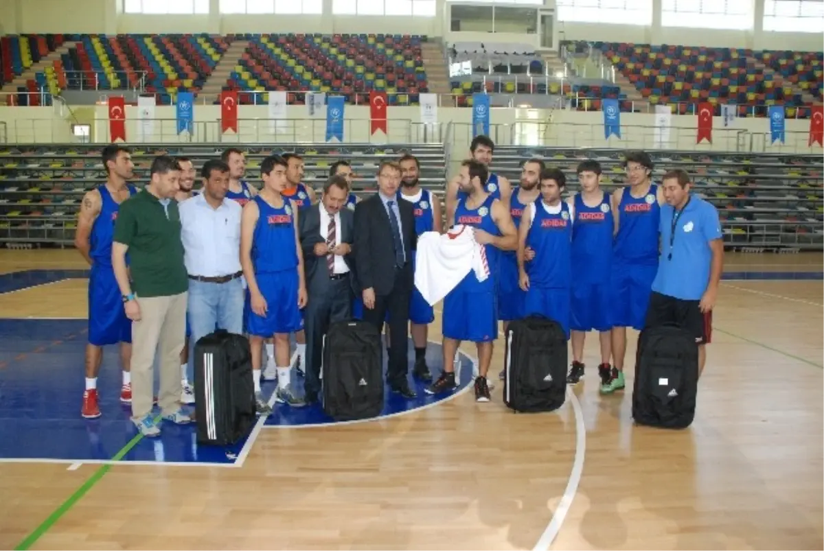 Basketbol Takımına Malzemeleri Verildi