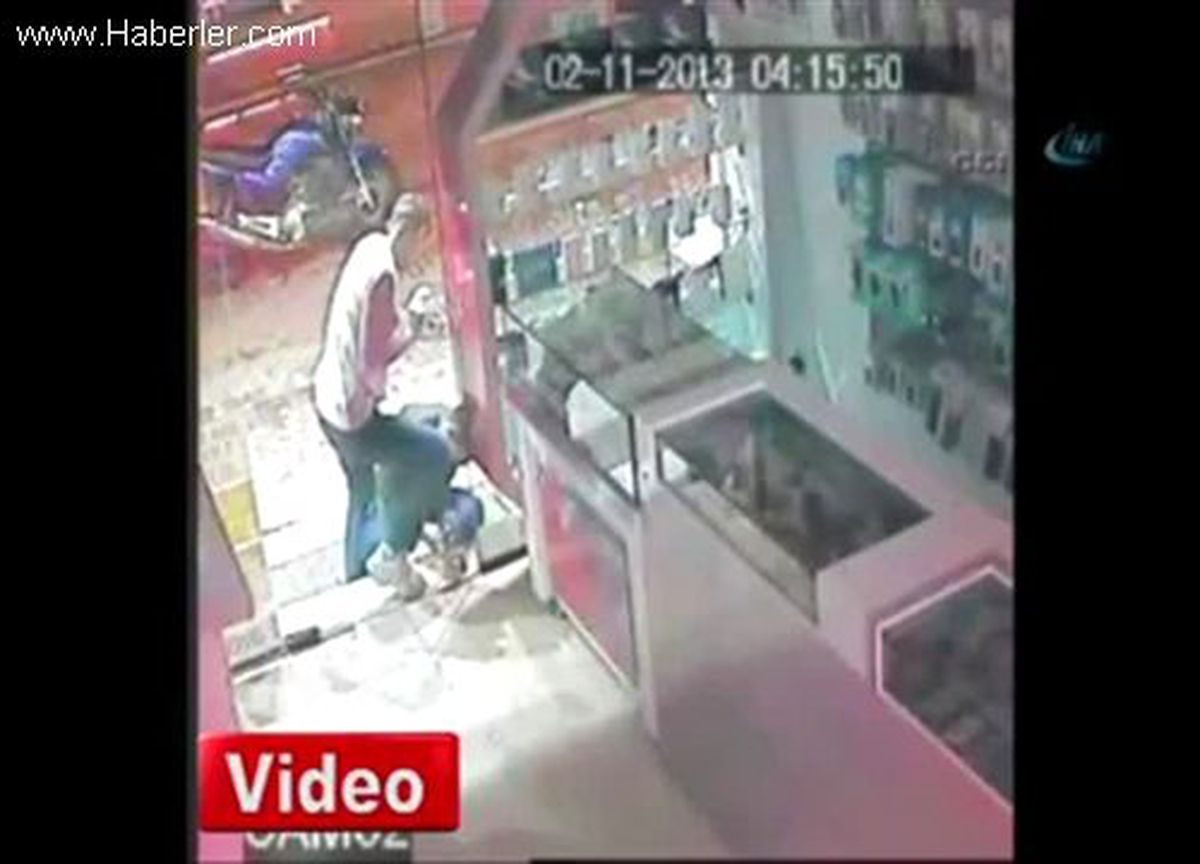 Burdur\'da Hırsızlar Girdikleri İş Yerini Rahat Rahat Soydular
