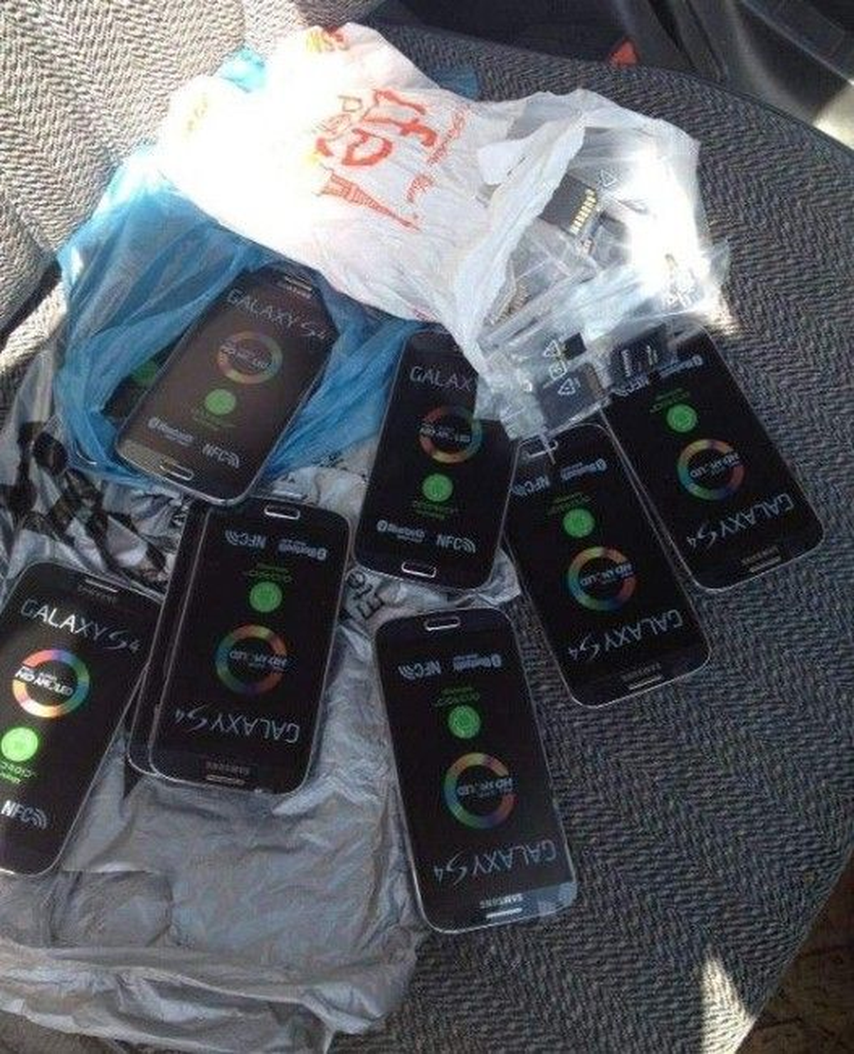 Denizli\'de 31 Adet Kaçak Cep Telefonu Ele Geçirildi