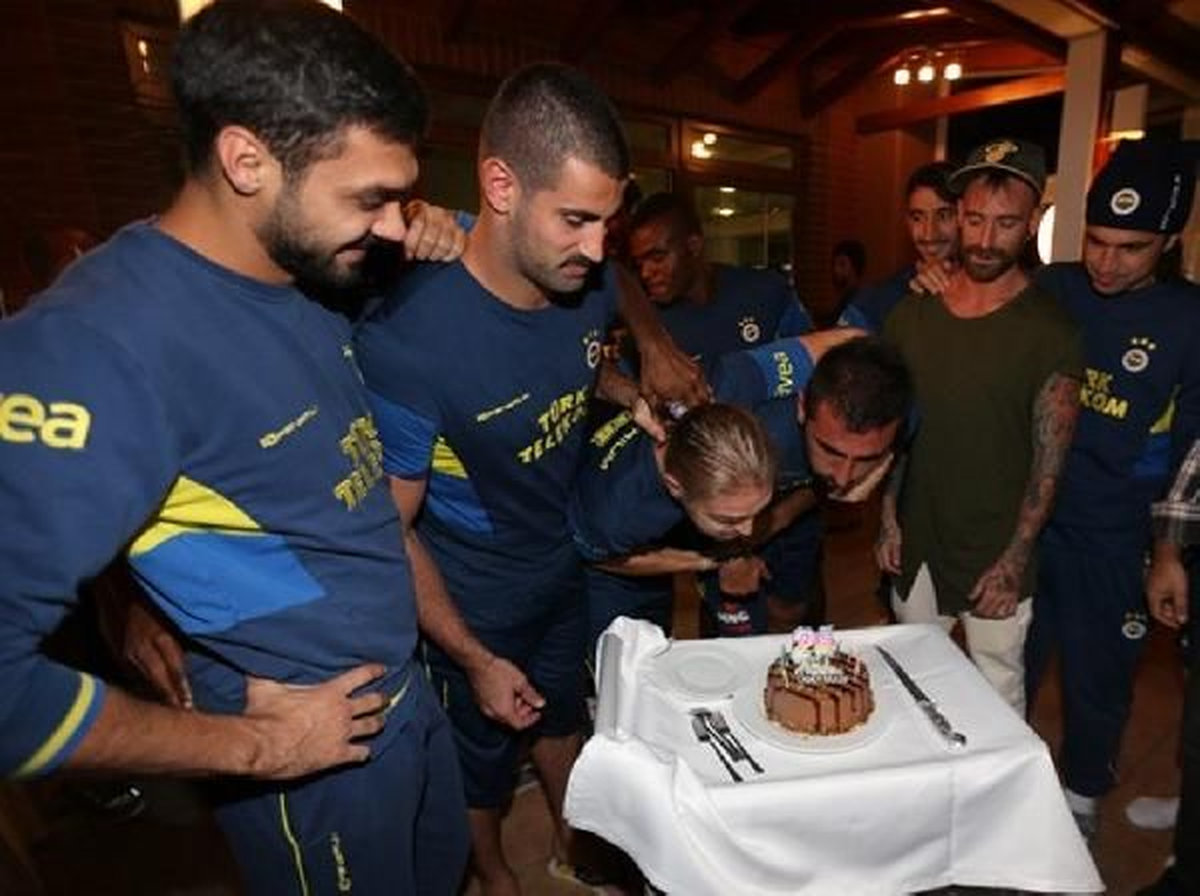 Fenerbahçe\'de Caner Erkin\'in Doğum Günü Kutlandı