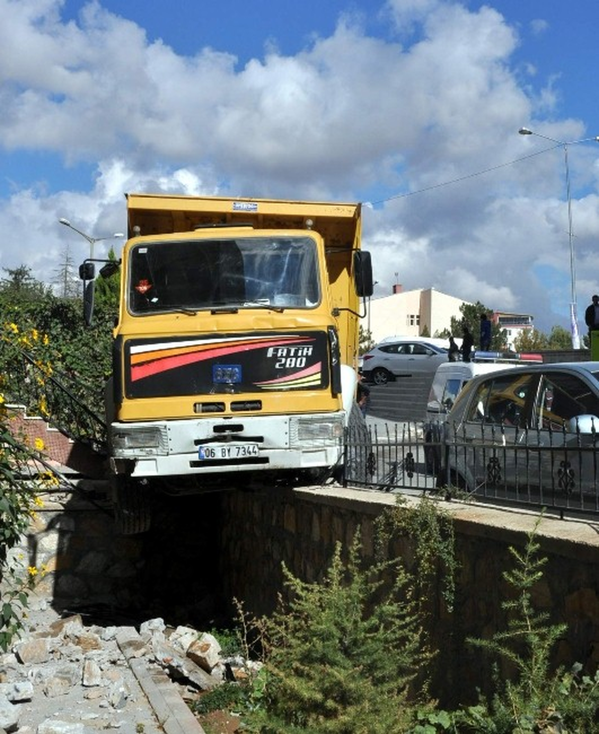2 Otomobili Ezen Kamyon Bahçe Duvarında Asılı Kaldı