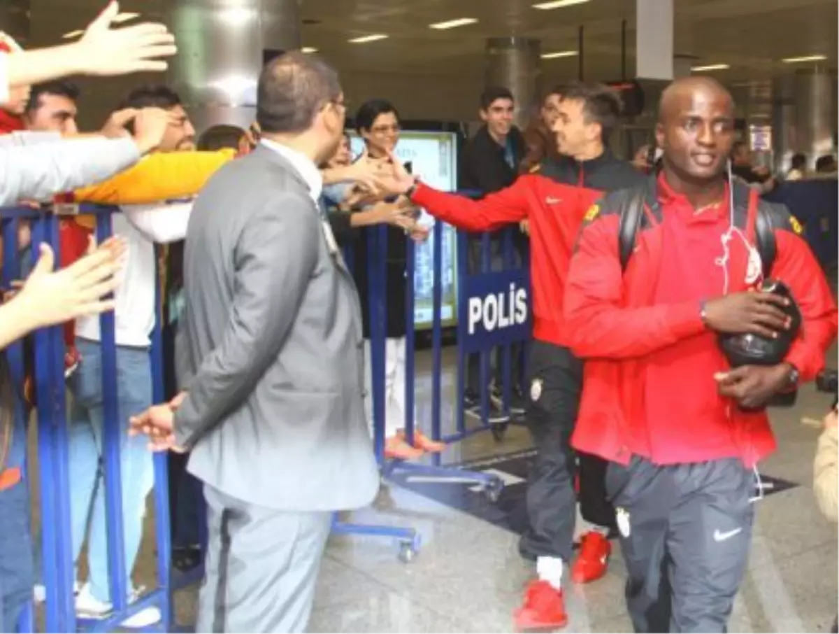 Galatasaray kafilesi, İzmir\'e geldi