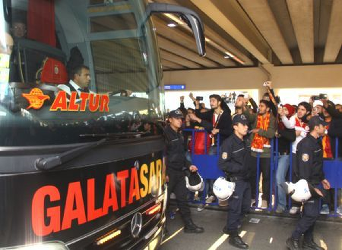 Galatasaray Kafilesi İzmir\'e Gitti