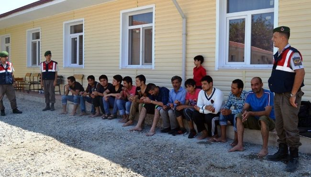 İzmir\'de Kaçak Göçmen Operasyonu: 3 Tutuklama